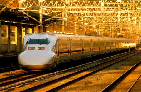 Tàu tốc hành Shinkansen của Nhật Bản.