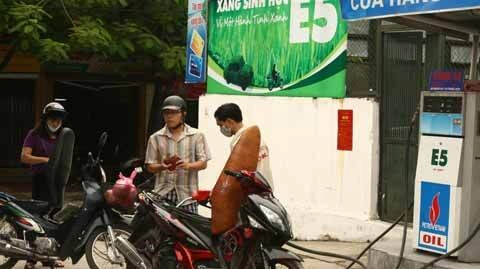 Người tiêu dùng đã bắt đầu quen sử dụng xăng sinh học. Ảnh: Trà Phương