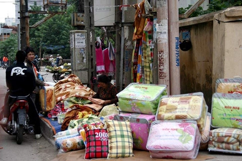 Loại đệm vỉa hè đắt nhất chỉ khoảng 1 triệu đồng trong khi giá ở cửa hàng phải ít cũng là 3-4 triệu đồng. Ảnh: Tuệ Minh