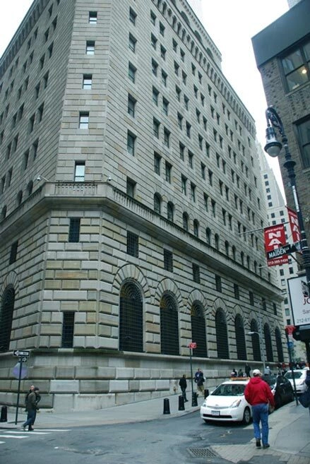 Kho vàng của FED được đặt bên dưới một tòa nhà cổ kính tại Manhattan.
