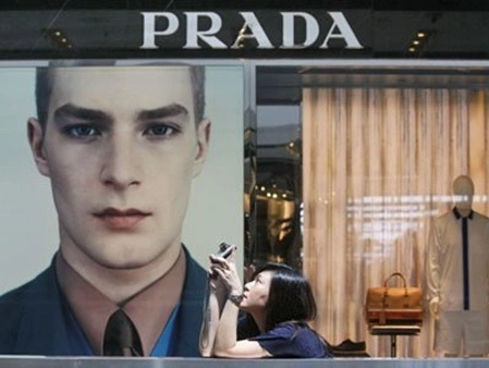 11prada-finally-goes-public-1349347428_4