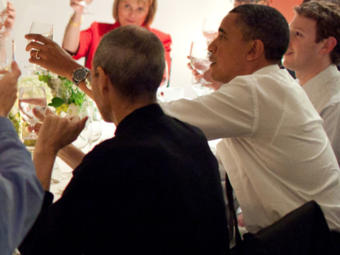 Bức ảnh gần đây nhất chụp Steve Jobs (áo đen) cùng Tổng thống Mỹ Barack Obama (áo trắng) và CEO Mark Zukerberg của Facebook. Dễ dàng nhận thấy dáng vẻ gầy guộc của Jobs với cổ tay tưởng như chỉ còn da bọc xương. Ảnh: