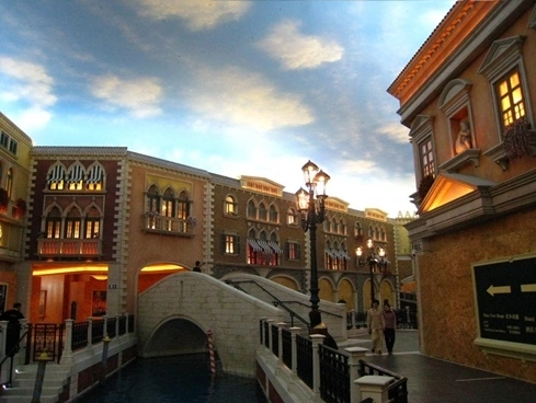 Nếu không có chú thích, chắc hẳn ai cũng nghĩ bức vẽ trên trần này chính là bầu trời thật. mc4-406380-1370888761_500x0.jpg