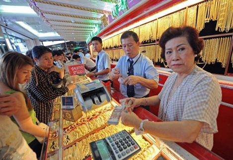 Vàng quốc tế giảm giá, có lúc mất mốc 1.600 USD và phục hồi nhẹ vào sáng nay. Ảnh: Thepochtimes