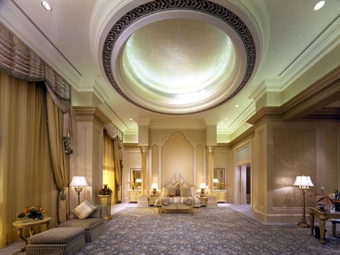 Đây là phòng Chủ nhân trong Palace Suite với ba buồng ngủ siêu sang rất được các chính khách và người nổi tiếng ưa chuộng. grandpalace4-1355208485_500x0.jpg