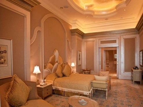 Phòng Ngọc trai có tầm nhìn ra vườn, đài phun nước, bể bơi, và một phần ra biển. grandpalace5-1355208485_500x0.jpg