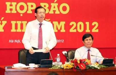 Ông Phùng Đình Thực (đứng) cho biết PVN sẽ thoái vốn khỏi lĩnh vực ngân hàng - tài chính. Ảnh: PVN.
