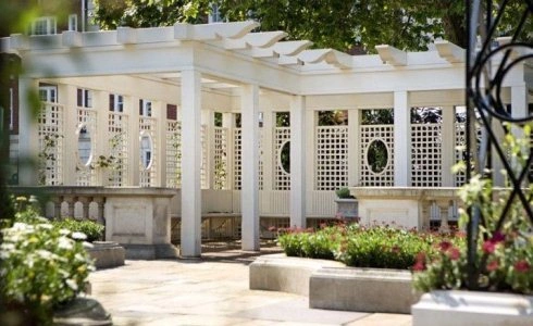 Một góc vườn rộng rãi, phù hợp với những buổi tiệc.
