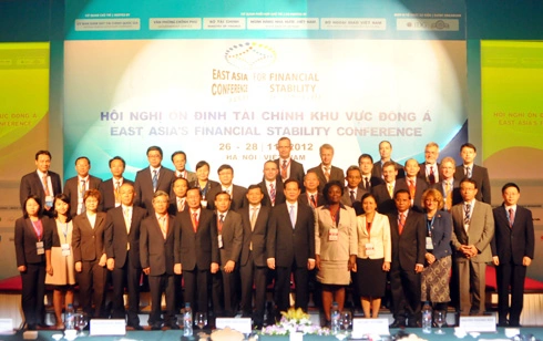 Thủ tướng Nguyễn Tấn Dũng chụp ảnh lưu niệm cùng uan chức các định chế tài chính thế giới và khu vực tại Hội nghị. Ảnh: Nhật Minh.