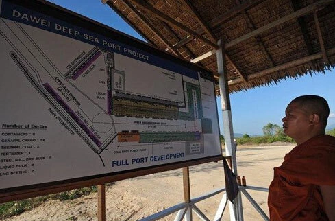Một nhà sư đang nhìn vào bản đồ dự án cảng biển trong đặc khu kinh tế ở Dawei, Myanmar.