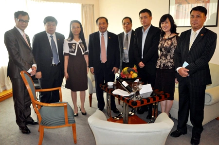 Bộ trưởng Công nghiệp Myanmar (giữa) U Aye Myint tại cuốc gặp với lãnh đạo FPT. Ảnh: Nhật Minh