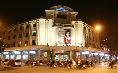 Trung tâm Thương mại Tràng Tiền thời kỳ sau Bách hóa Tổng hợp vào năm 2002.
