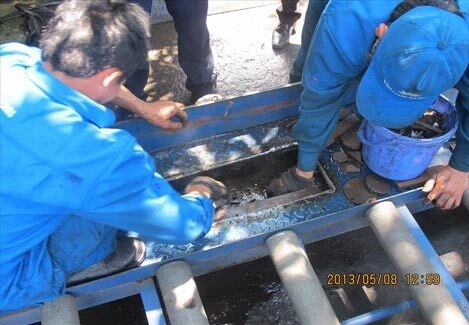 Cơ quan chức năng mở các mối hàn trên xe Dolly hôm 8/5 và phát hiện hàng chục cân sắt vụn, mảnh kim loại được nhồi vào để tăng khối lượng xe.