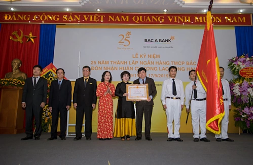 Đại diện Bắc Á Bank đón nhận huân chương lao động hạng ba.