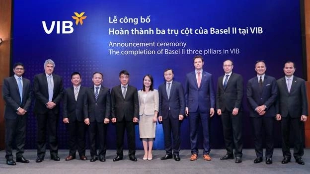 BodyNgày 19/12/2019 vừa qua, tại Hà Nội, VIB đã trở thành ngân hàng đầu tiên tại Việt Nam công bố hoàn thành cả 3 trụ cột Basel II, sớm hơn 1 năm so với quy định của NHNN. Lễ công bố có sự tham dự của lãnh đạo cấp cao của Ngân hàng nhà nước Việt Nam (NHNN), Tập đoàn tài chính quốc tế (IFC), Ngân hàng phát triển châu Á (ADB), Cục kinh tế liên bang Thụy Sỹ (SECO), Fulbright Việt Nam, Tập đoàn công nghệ FIS của Mỹ, công ty PWC, các hãng thông tấn và VIB. Phóng viên có cuộc phỏng vấn với ông Hà Hoàng Dũng – Giám đốc Quản trị rủi ro VIB về kinh nghiệm triển khai Basel II và tầm nhìn dài hạn của ngân hàng này về quản trị rủi ro.Ảnh: Lễ công bố hoàn thành ba trụ cột của Basel II của VIB. Ông Hà Hoàng Dũng, GĐ khối quản trị rủi ro VIB là người thứ 3 từ trái sang.VIB vừa gây bất ngờ khi là ngân hàng đầu tiên hoàn thành cả ba trụ cột Basel II theo phương pháp cơ bản. Với kinh nghiệm của người thực chiến, theo ông, vì sao VIB đi nhanh hơn các ngân hàng khác?Lợi thế vượt trội của VIB trong cuộc đua áp dụng Basel II chính là định hướng về mặt chiến lược rất rõ ràng. Chúng tôi luôn coi việc thúc đẩy các chuẩn mực quản trị doanh nghiệp và quản trị rủi ro tiên tiến và minh bạch là một trong những nền tảng quan trọng nhất cho chiến lược phát triển bền vững. Basel II và Basel III là con đường tất yếu để làm cho ngân hàng an toàn hơn và chất lượng hơn. Với tinh thần đó, VIB đã bắt đầu tìm hiểu về Basel II từ năm 2009, chính thức triển khai từ năm 2015 với lộ trình được đặt ra cho 10 năm.Hành trình áp dụng Basel II của VIB có rất nhiều cột mốc đáng nhớ, mà ở đó, chúng tôi luôn nỗ lực để tăng tốc và khẳng định vị trí dẫn đầu. Từ việc là 1 trong 10 ngân hàng đầu tiên được NHNN lựa chọn triển khai thí điểm tuân thủ Basel II vào năm 2014 đến việc là một trong hai ngân hàng đầu tiên được NHNN chấp thuận áp dụng Basel II sớm trước thời hạn 1 năm và gần đây nhất là việc trở thành ngân hàng đầu tiên công bố hoàn thành cả 3 trụ cột Basel II vào ngày 19/12/2019 vừa qua, trong đó trụ cột 2 (ICAAP) được thực hiện rất bài bản và công phu. Tháng 12/2019, VIB cũng đã thống nhất về lộ trình tiếp theo, trong đó bắt đầu triển khai tiếp giai đoạn nâng cao của Basel II và từng bước triển khai một số cấu phần của Basel III.Please enter your caption!Biểu 1. Các cột mốc triển khai Basel II và lộ trình triển khai Basel III tại VIBBasel II được nhắc đến thường xuyên nhưng vẫn là khái niệm xa xôi với một số khách hàng. Vậy cơ bản ngân hàng và khách hàng được lợi gì khi các ngân hàng áp dụng Basel II?Đối với ngân hàng, triển khai Basel II sẽ giúp xây dựng chiến lược kinh doanh vững chắc và linh hoạt, lựa chọn danh mục khách hàng phù hợp, tối ưu hóa hiệu quả sử dụng vốn, cũng như giảm thiểu rủi ro cho ngân hàng. Như ông Lê Trung Kiên, Phó Vụ trưởng Vụ 2, Cơ quan Thanh tra Giám sát, NHNN Việt Nam chia sẻ gần đây, trụ cột 2 ICAAP giúp các ngân hàng tự lo cho sức khỏe của chính mình và NHNN sẽ đóng vai trò như một bác sĩ của các NHTM thông qua các công tác kiểm tra và giám sát.Bên cạnh đó, Basel II là một sự quan tâm rất lớn và nhất quán của các đối tác quốc tế đối với Việt Nam. Việc VIB hoàn thành cả 3 trụ cột của Basel II nhận được đánh giá rất tích cực từ các tổ chức quốc tế. Điều này góp phần nâng cao uy tín của VIB nói riêng và ngành Ngân hàng Việt Nam nói chung.Về phía khách hàng, đối với khách hàng gửi tiền và giao dịch, bên cạnh lãi suất, lựa chọn ngân hàng để chọn mặt gửi vàng của họ về dài hạn sẽ là các ngân hàng an toàn, uy tín, minh bạch, có đủ nền tảng hoạt động an toàn và vững chắc trước các điều kiện kinh tế khác nhau. Basel II góp phần giúp các ngân hàng đạt được mục tiêu này để khách hàng yên tâm trong lựa chọn của mình.Đối với các khách hàng vay và chủ thẻ tín dụng, Basel II sẽ giúp các ngân hàng đưa ra các chính sách giá cho vay dựa trên xếp hạng tín nhiệm và các tiêu chí rủi ro của khách hàng. Như vậy các cá nhân và doanh nghiệp có hệ số tín nhiệm tốt, thông tin minh bạch và đầy đủ sẽ có cơ hội để được vay vốn với giá tốt nhất.Nỗ lực không ngừng, những việc đã làm và các chỉ số hiện tại của VIB trong triển khai Basel II như thế nào?Trước hết, về trụ cột 1- Hệ số an toàn vốn (CAR) theo BaseI II, chỉ số này của VIB luôn duy trì ở mức trên 9% so với mức tối thiểu của NHNN yêu cầu là 8%.Please enter your caption!Biểu 2. Tỷ lệ an toàn vốn tại VIB theo thông tư 41 tại thời điểm 30/09/2019Với trụ cột 2 - Quy trình đánh giá nội bộ về mức độ đủ vốn (ICAAP), các hạng mục chính để triển khai bao gồm: cơ cấu quản trị ICAAP, đánh giá rủi ro trọng yếu, kiểm tra sức chịu đựng, lập kế hoạch vốn, giám sát mức đủ vốn và rà soát quy trình. ICAAP được áp dụng vào hoạt động kinh doanh trong việc phân bổ vốn theo chiến lược kinh doanh, xây dựng mô hình Tỷ suất lợi nhuận có điều chỉnh rủi ro so với vốn tự có (RAROC) và định giá theo mức độ rủi ro.Please enter your caption!Biểu 3: Quy trình thực hiện ICAAP tại VIBĐến ngày 30/9/2019, chúng tôi đã hoàn thiện toàn bộ chính sách, quy trình và phương pháp đánh giá nội bộ về mức đủ vốn và đảm bảo đủ điều kiện để tuân thủ trụ cột 2 Basel từ ngày 01/01/2020, sớm hơn 1 năm so với yêu cầu của NHNN tại Thông tư 13/2018/TT-NHNN.Về trụ cột 3 – kỷ luật thị trường, liên quan đến công bố thông tin, VIB là ngân hàng đầu tiên công bố thông tin Trụ cột 3 Basel II theo quy định thông tư 41 trên website www.vib.com.vn với nội dung công bố hoàn toàn đáp ứng yêu cầu của NHNN, ngoài ra còn tham khảo đến các chuẩn mực tốt nhất của các ngân hàng Mỹ, Úc và châu Á. Với các thông tin được công bố định kỳ, người đọc sẽ có một bức tranh minh bạch và cập nhật về sức khỏe của VIB, bao gồm các nội dung về tài chính và nguồn vốn, cấu trúc sử dụng vốn trong kinh doanh, tài sản có chịu rủi ro, ...Basel là một chủ đề phức tạp, liên quan đến chiến lược kinh doanh, công nghệ, tích hợp hệ thống, quy trình, mẫu biểu, văn hóa doanh nghiệp. Để có được những kết quả tích cực vừa nêu, bên cạnh nỗ lực không ngừng của đội ngũ nhân sự VIB, chúng tôi còn được sự hỗ trợ và hợp tác từ các đối tác tư vấn và đối tác công nghệ hàng đầu thế giới trong quá trình triển khai.Biểu 4: Các đối tác tư vẫn hỗ trợ triển khai Basel II tại VIBQuy định Basel II tại Việt Nam khác biệt như thế nào so với trên thế giới?Dựa trên chuẩn mực về vốn của Basel, thông tư 41 và 13 đã được xây dựng và ban hành phù hợp với hệ thống ngân hàng Việt Nam và quy mô của nền kinh tế. Các ngân hàng trung ương trên các nước cũng như vậy, không có nước nào áp dụng 100% mà có sự điều chỉnh giữa các thị trường. Tài liệu của Basel II cũng cho phép sự thay đổi ở một mức độ nhất định.Bên cạnh đó, Basel II có nhiều phương pháp và hiện nay các ngân hàng ở Việt Nam triển khai theo phương pháp cơ bản. Khi áp dụng Basel II theo phương pháp nâng cao, nếu nhìn vào báo cáo công bố về rủi ro của nhiều nước trên thế giới, ngân hàng có hoạt động lành mạnh sẽ tiết kiệm được nhiều vốn do mức độ rủi ro thực tế thấp hơn. Còn những ngân hàng có khẩu vị cho vay phân khúc rủi ro cao thì sau khi áp dụng tiêu chuẩn nội bộ, lại cần nhiều vốn hơn. Việc áp dụng Basel II theo mô hình nội bộ giống như may những chiếc áo khác nhau, kích cỡ lớn bé tuỳ thuộc vào từng ngân hàng. Tuy nhiên, để may cái áo đó cũng cần vài năm và cần dựa trên khuôn khổ quy định của Ngân hàng Nhà nước. Thông thường, nếu ngân hàng thương mại dồn sức vào dữ liệu thì sẽ mất khoảng 5-10 năm để hoàn thành Basel II theo phương pháp nâng cao.Cám ơn ông!