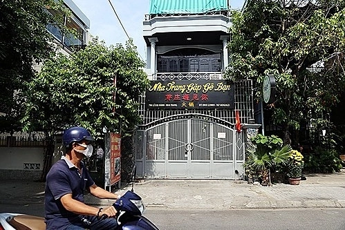 Một cửa hàng chuyên phục vụ khách Trung Quốc ở Nha Trang đóng cửa. Ảnh: Xuân Ngọc