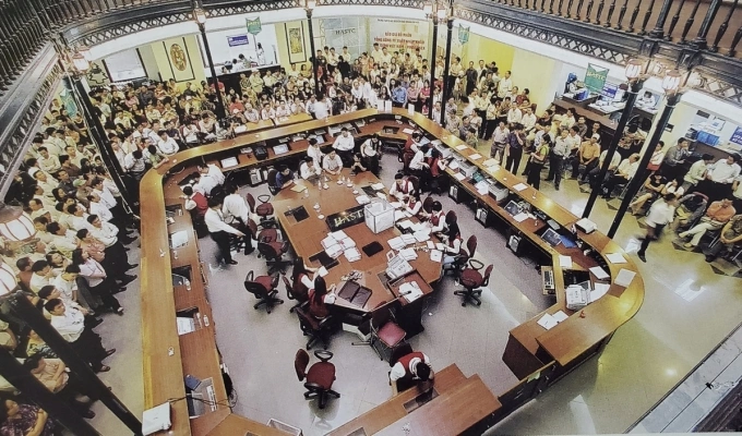 Một phiên đấu giá cổ phần trên HNX năm 2005. Ảnh: Tư liệu Ủy ban chứng khoán.