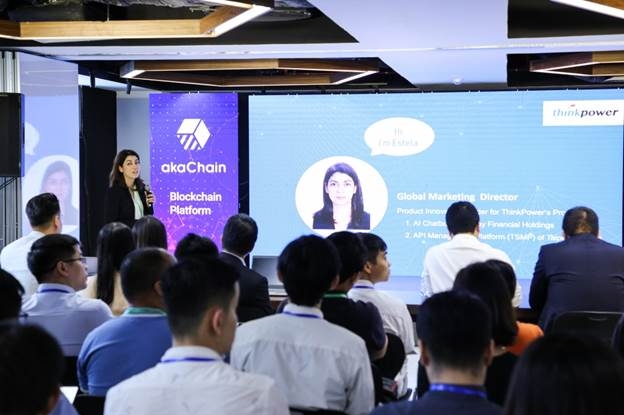 Bà Estele Gonzalez, Giám đốc Marketing toàn cầu của hãng công nghệ ThinkPower chia sẻ câu chuyện thực tế triển khai ứng dụng FinTech tại Đài Loan tại hội thảo do FPT Software tổ chức tháng 9/2019. Ảnh: F.S