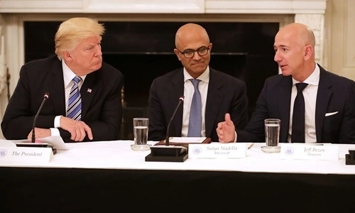 Tổng thống Mỹ Trump (ngoài cùng bên trái) và ông chủ Amazon (ngoài cùng bên phải) tại Nhà Trắng tháng 6/2017. Ảnh: Reuters.