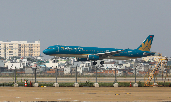 Một máy bay Vietnam Airlines hạ cánh tại sân bay Tân Sơn Nhất. Ảnh: Trần Quỳnh