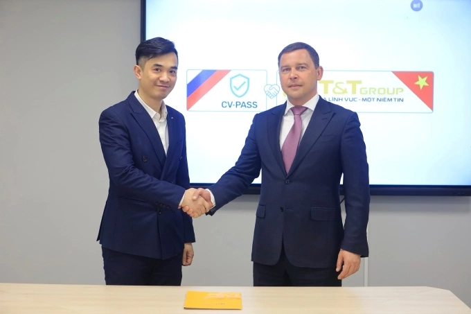 Tổng Giám đốc Công ty T&T Nga Nguyễn Huy Hùng Việt (trái) và Giám đốc điều hành Tập đoàn VR-Logistic (phải) tại lễ ký Biên bản ghi nhớ hợp tác. Ảnh: TTXVN.