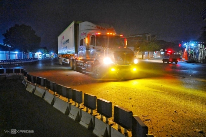 Xe chở hàng rời khỏi Hải Dương trong đợt dịch thứ 3, hồi tháng 2/2021. ẢnhGiang Huy
