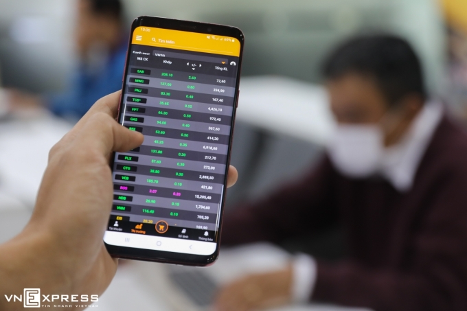 Bảng giá một công ty chứng khoán. Ảnh: Hữu Khoa.