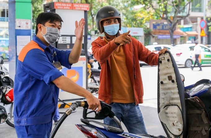 Người dân đổ xăng tại cây xăng quận 1. Ảnh: Quỳnh Trần.
