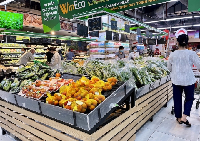 Rau, củ quả đầy ắp trên các kệ siêu thị vào sáng 19/7. Ảnh: Quỳnh Trang