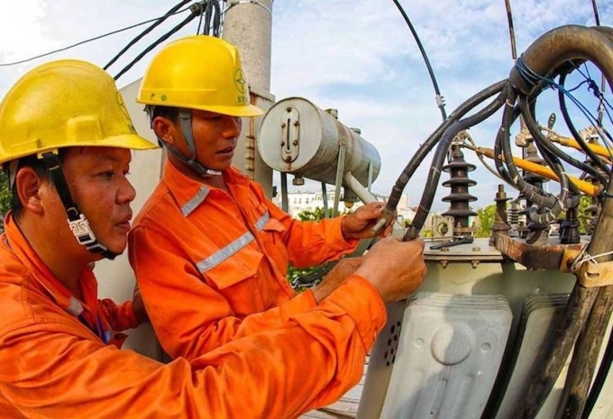 Công nhân EVN Hà Nội kiểm tra tại trạm biến áp trên địa bàn thành phố. Ảnh: Thế Hiệp