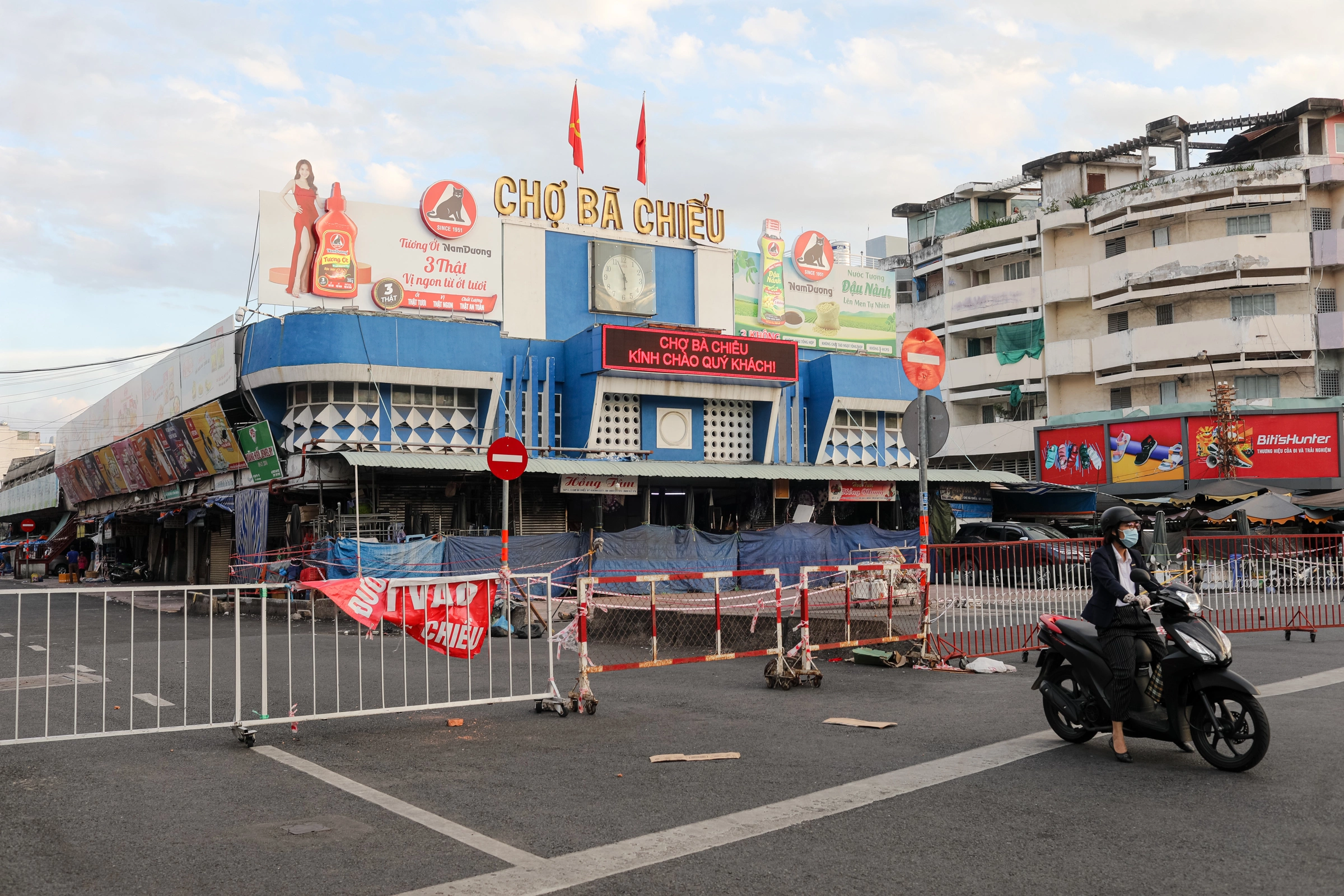 Chợ Bà Chiểu (quận Bình Thạnh) tạm ngừng hoạt động, trong ngày thành phố yêu cầu người dân không ra đường sau 18h, ngày 26/7. Ảnh: Thành Nguyễn TP-HCM-ThanhNguyen-4-8377-1633413211.jpg