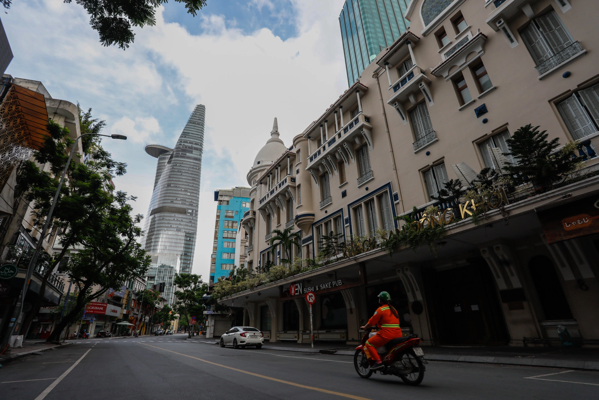 Hầu hết hàng quán trên đường Đồng Khởi (quận 1) đều đóng cửa, chỉ một số nhân viên công ty dịch vụ công ích đi lại trên đường trong ngày đầu TP HCM cách ly xã hội theo Chỉ thị 16, ngày 9/7. Ảnh: Hữu Khoa HuuKhoa-52-of-67-9446-1633527044.jpg