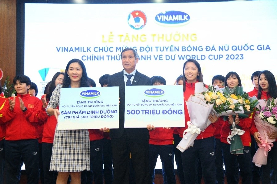 Vinamilk tặng đội tuyển bóng đá nữ một tỷ đồng