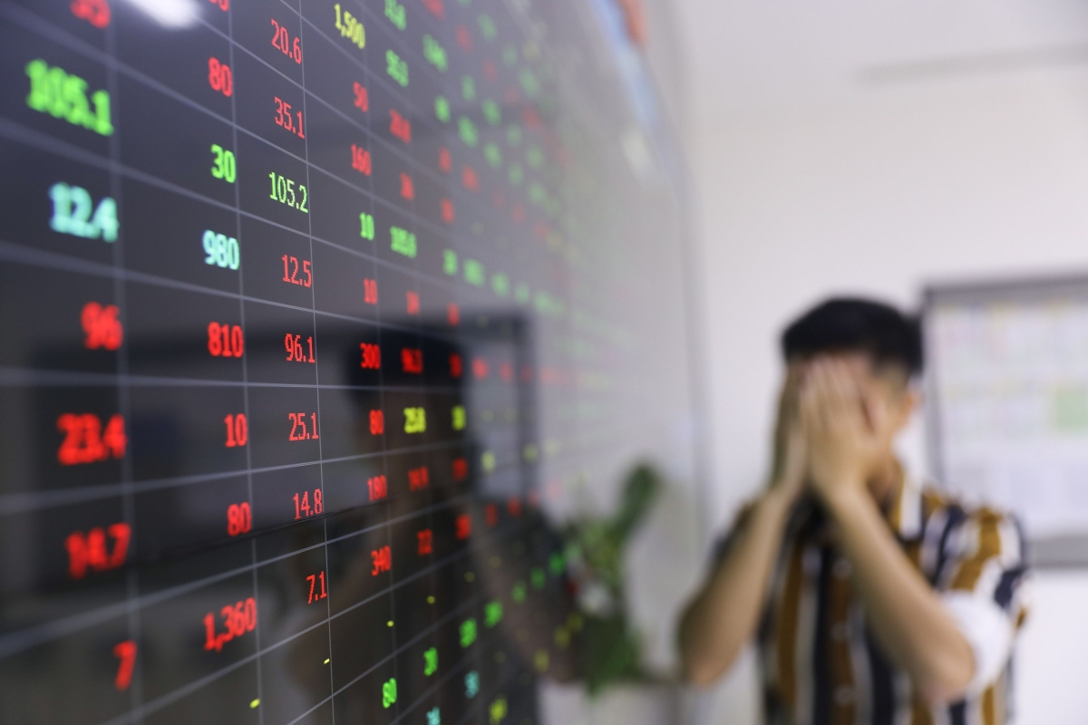 Nhà đầu tư bắt đáy khi chứng khoán đỏ lửa