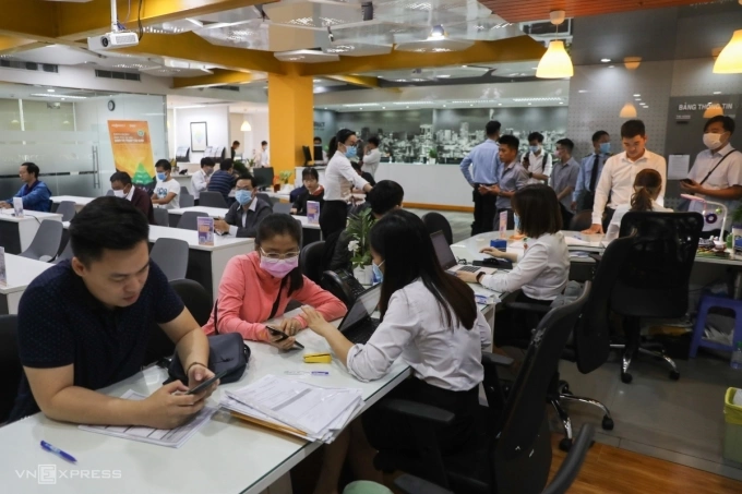 Người dân giao dịch tại một trụ sở một công ty chứng khoán trên đường Pasteur, quận 1, ngày 13/1/2021. Ảnh: Quỳnh Trần.