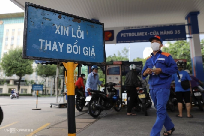 Nhân viên cây xăng góc Lý Chính Thắng - Trương Định (Q.3) tạm ngưng nhận khách để thay đổi giá xăng lúc 15h. Ảnh: Quỳnh Trần