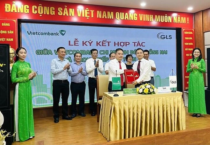 Đại diện hai đơn vị ký kết hợp tác. Ảnh: Vietcombank