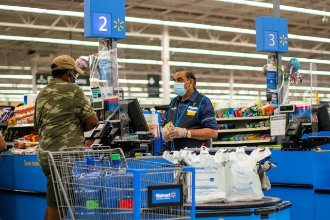 Nhân viên và khách hàng trong một cửa hàng của Walmart ở New Jersey (Mỹ). Ảnh: Reuters