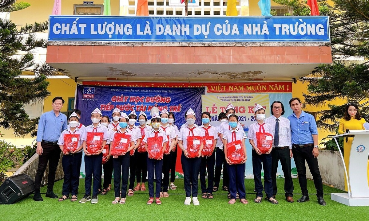 Bita"s tặng hàng nghìn phần quà cho học sinh khó khăn