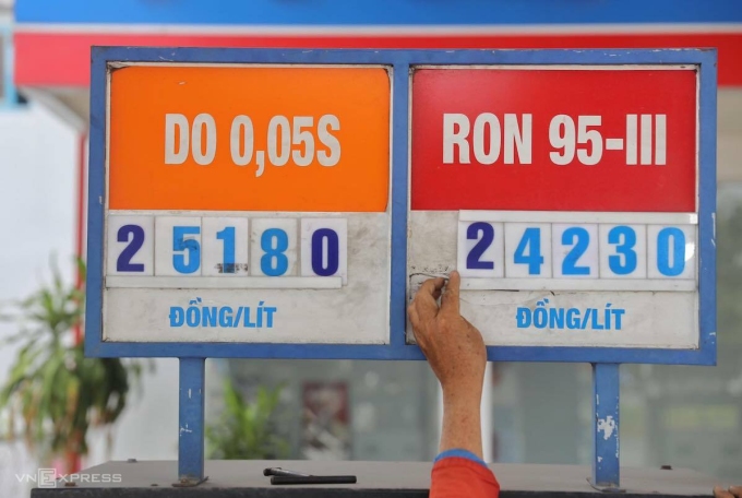 Giá bán lẻ dầu diesel lần đầu vượt giá xăng sau kỳ điều hành ngày 5/9. Ảnh: Quỳnh Trần