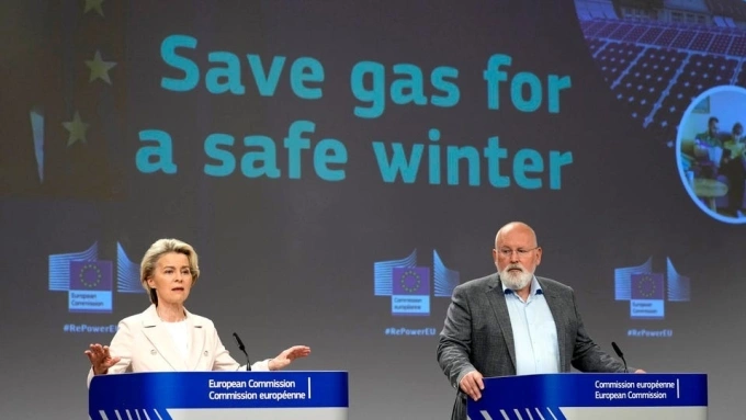 Chủ tịch Ủy ban châu Âu Ursula von der Leyen và Ủy viên châu Âu về Thỏa thuận xanh châu Âu Frans Timmermans trong một buổi phát biểu tại trụ sở EU tại Brussels vào tháng 7. Ảnh: AP