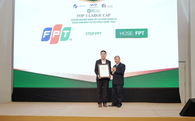 Đại diện Tập đoàn FPT nhận giải top 3 doanh nghiệp niêm yết có hoạt động IR được nhà đầu tư yêu thích nhất 2022. Ảnh: FPT