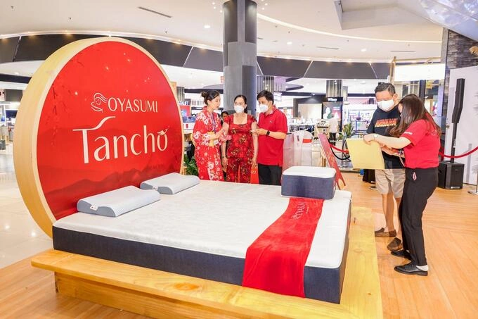 Khách hàng trải nghiệm các sản phẩm nệm Nhật Bản Oyasumi. Ảnh: INOAC Living