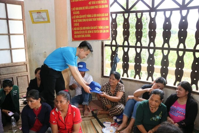 Cán bộ tín dụng Mcredit tư vấn cho bà con tại thôn Pa Noong, huyện Nam Đông, Tỉnh Thừa Thiên Huế (Ảnh: Mcredit