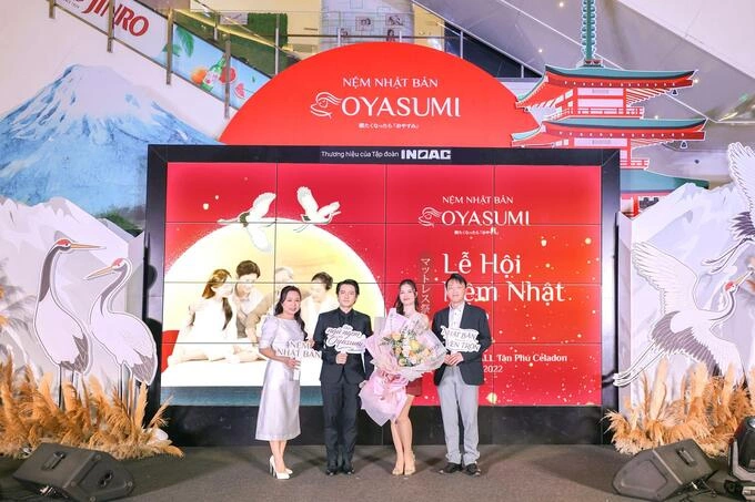 Gia đình Đông Nhi - Ông Cao Thắng tham gia Lễ hội nệm Nhật 2022. Ảnh: INOAC Living