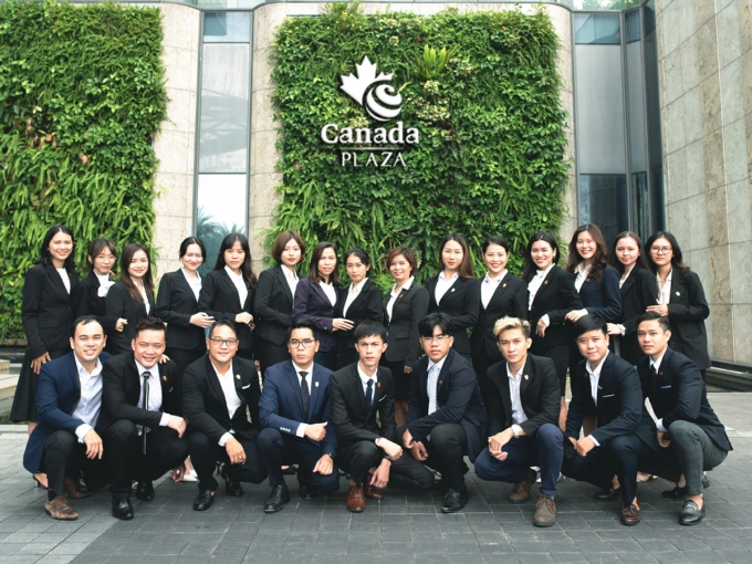 Nhân viên tại Canada Plaza. Ảnh: Canada Plaza
