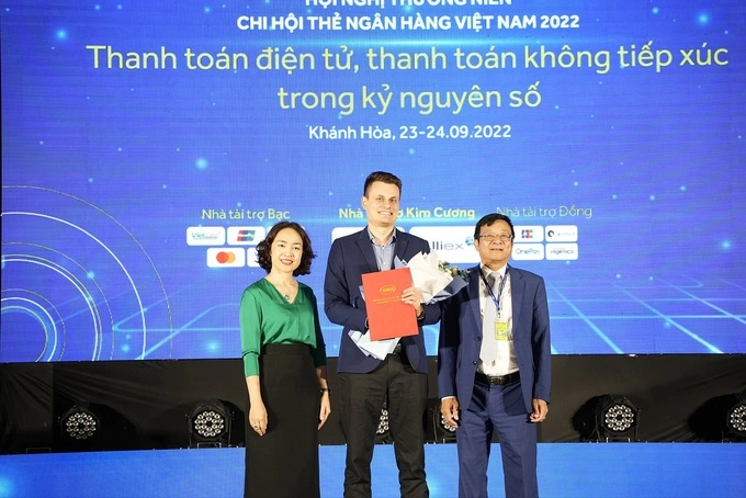 Ông Filip Dosedel, đại diện Home Credit cùng lãnh đạo VNBA và VBCA tại lễ kết nạp hội viên mới. Ảnh: Home Credit
