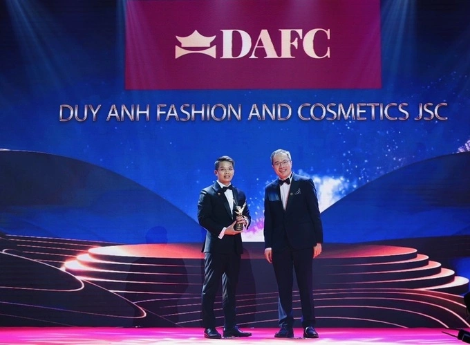 Công ty Cổ phần Thời trang và Mỹ phẩm Duy Anh (DAFC) trực thuộc Liên Thái Bình Dương (IPPG) do ông Johnathan Hạnh Nguyễn và bà Lê Hồng Thủy Tiên điều hành. Nhờ hậu thuẫn từ hệ sinh thái tập đoàn, DAFC liên tiếp có bước đột phá, tạo dấu ấn trong ngành thời trang Việt.