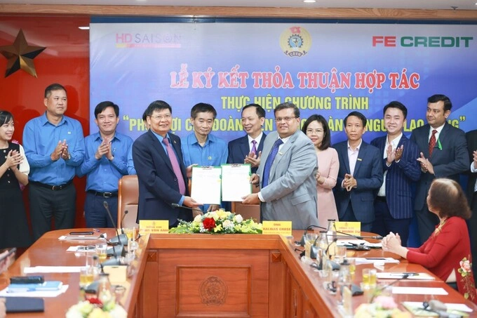 FE Credit và Tổng Liên đoàn Lao động Việt Nam ký kết thỏa thuận hợp tác triển khai gói vay ưu đãi, an toàn và chính thống cho người lao động. Ảnh: FE Credit