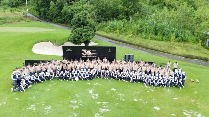 Cán bộ, nhân viên Mường Thanh chụp hình lưu niệm tại Sân Mường Thanh Golf Club Diễn Lâm. Ảnh: Tập đoàn Mường Thanh